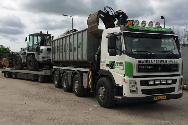 Autokraan met dieplader zegveld